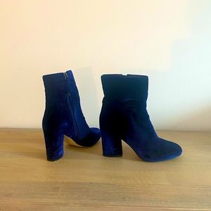 Saks Fifth Avenue Brand blue velvet booties size 7.5